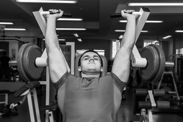 Hombre entrenando en el gimnasio — Foto de Stock