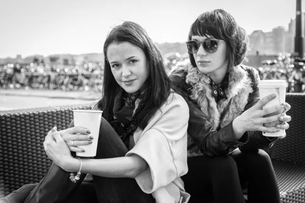 Girls drinking coffee — Stock Photo, Image