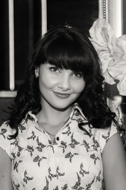 Güzel esmer kadın.