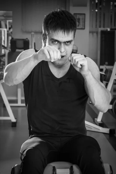 Homme dans la salle de gym — Photo