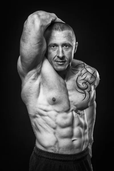 Uomo muscolare con tatuaggi — Foto Stock