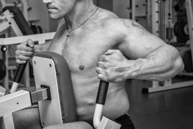 Spor salonundaki adam.