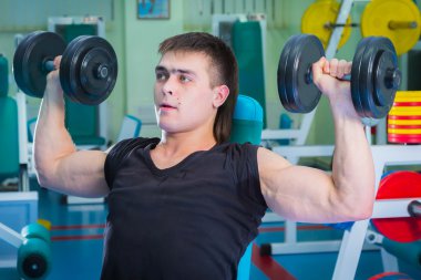 adam dumbell ile çalışma