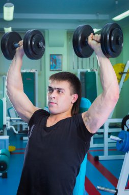 adam dumbell ile çalışma