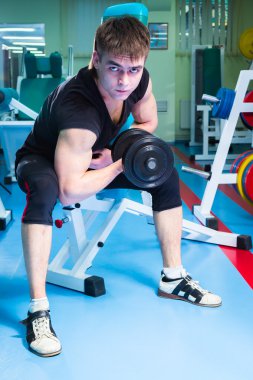 adam dumbell ile çalışma