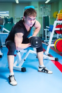 adam dumbell ile çalışma