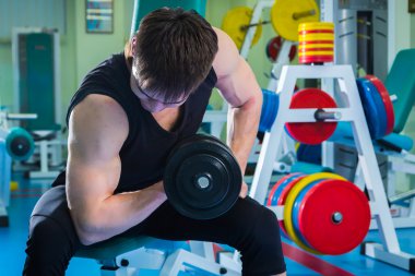 adam dumbell ile çalışma