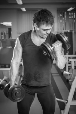 erkek spor salonunda dumbell ile çalışma