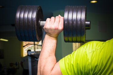 adam dumbell ile çalışma