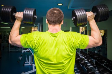 adam dumbell ile çalışma