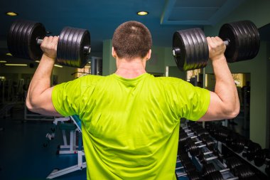 adam dumbell ile çalışma