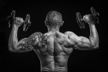 vücut geliştirmeci dumbbells ile