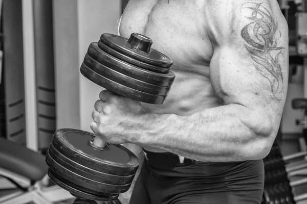 Hombre entrenando con pesas — Foto de Stock