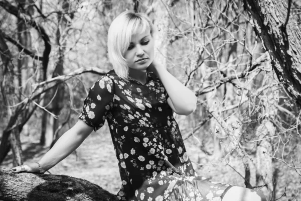 Blonde dans la forêt — Photo