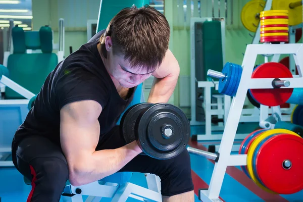 Man aan het werk met halters — Stockfoto