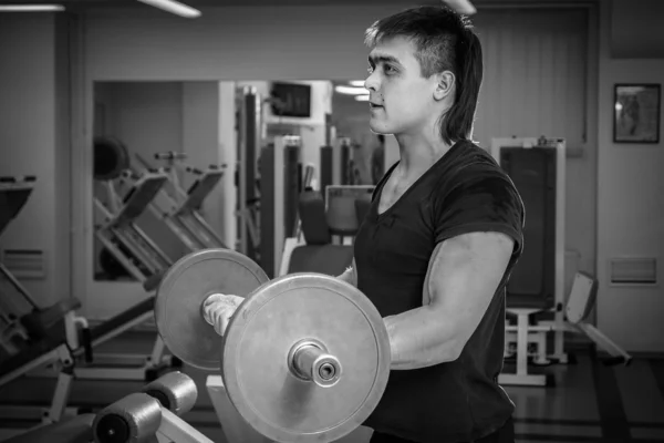 Homme entrainement avec haltère athlétique en salle de gym — Photo