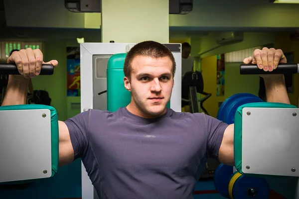 Männertraining im Fitnessstudio — Stockfoto