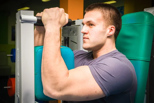 Man tränar i gymmet — Stockfoto