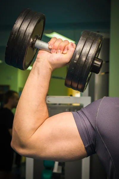 Homme travaillant avec des haltères — Photo