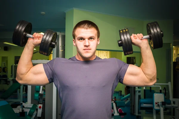 Hombre haciendo ejercicio con pesas — Foto de Stock