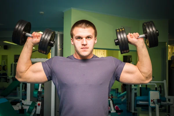 ダンベルと一緒に運動する男 — ストック写真