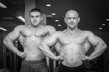 İki bodybuilders kas gösteren