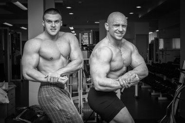 İki bodybuilders kas gösteren