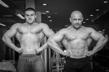 İki bodybuilders kas gösteren