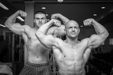İki bodybuilders kas gösteren