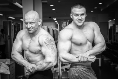 İki bodybuilders kas gösteren