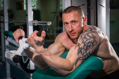 Spor salonundaki adam.