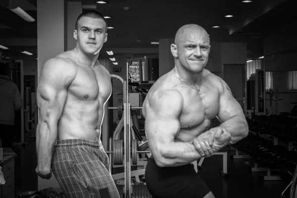 Two bodybuilders demonstrating muscles — Stock Photo, Image