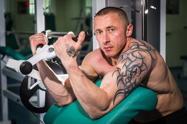 Uomo in palestra — Foto Stock