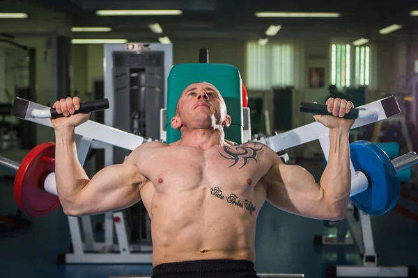 Hombre en el gimnasio — Foto de Stock