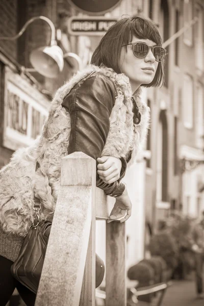 Chica en la ciudad — Foto de Stock