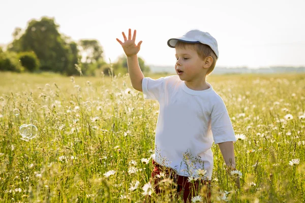 Niño caminando en un campo —  Fotos de Stock