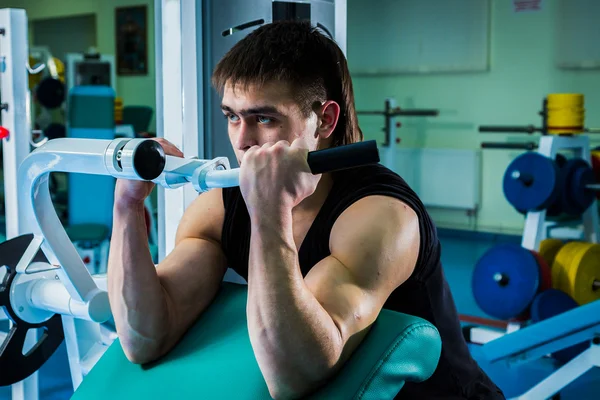 Hombre entrenando en el gimnasio — Foto de Stock