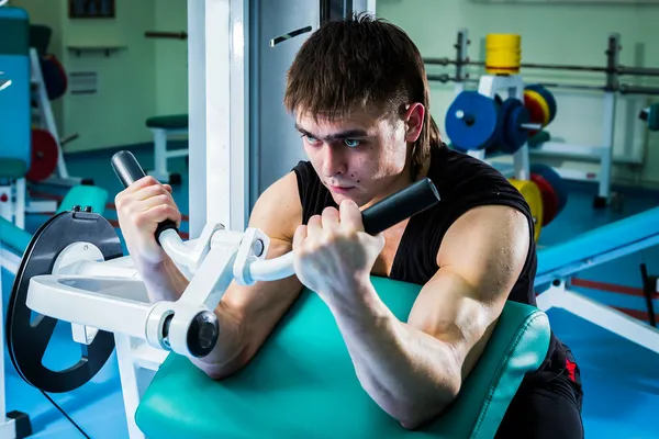 Allenamento uomo in palestra — Foto Stock