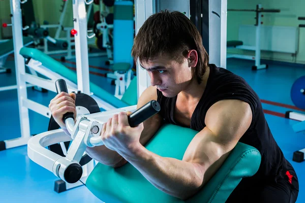 Hombre entrenando en el gimnasio — Foto de Stock