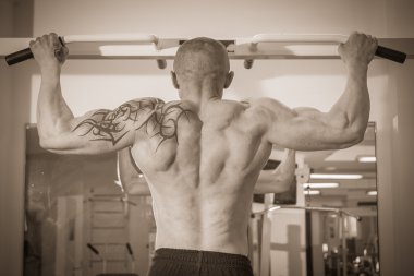 Spor salonundaki adam.
