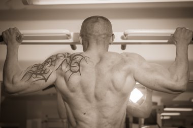Spor salonundaki adam.