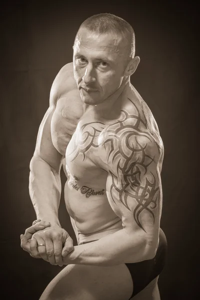 Muscle man met tatoeages — Stockfoto