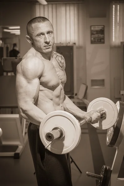 Hombre en el gimnasio — Foto de Stock