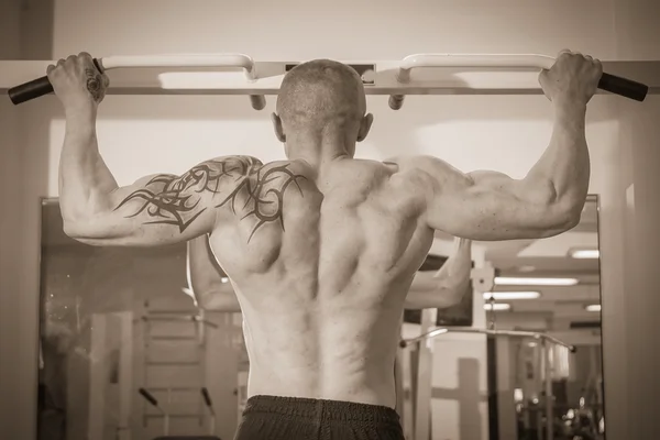 Hombre en el gimnasio — Foto de Stock