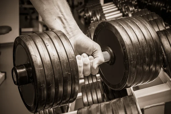 Männertraining mit Kurzhanteln — Stockfoto