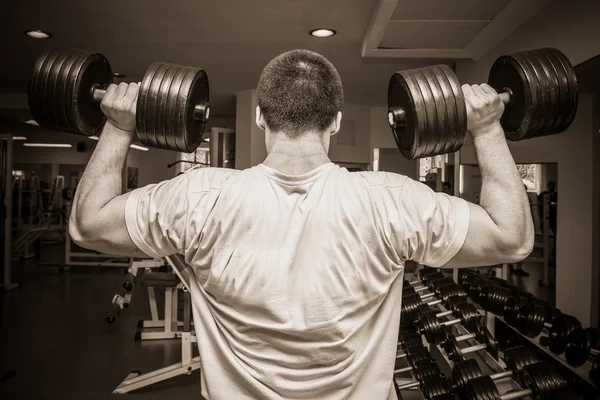 Allenamento uomo con manubri — Foto Stock