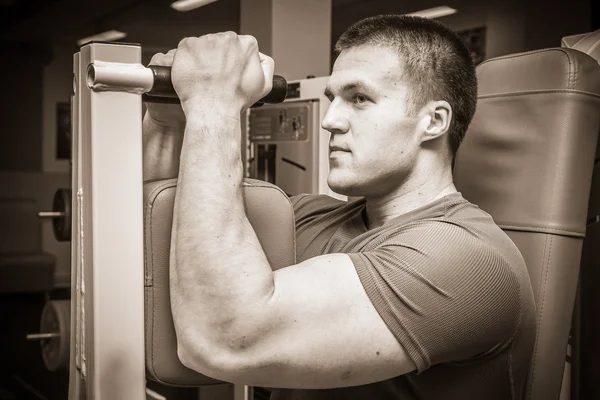 Homme dans la salle de gym — Photo