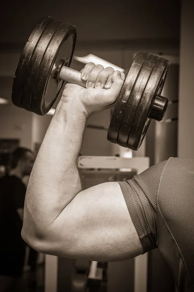 Hombre entrenando con pesas — Foto de Stock