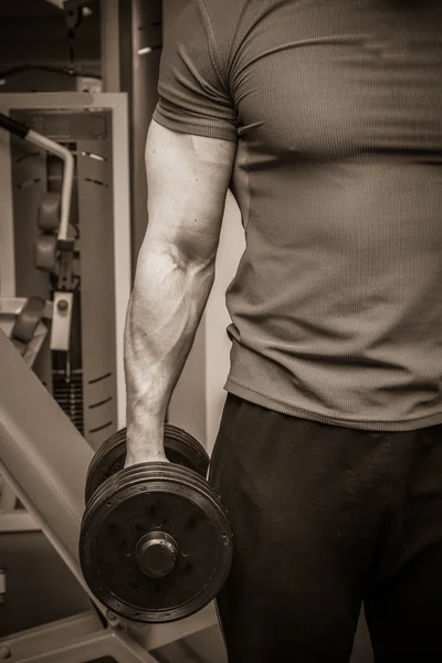 Allenamento uomo con manubri — Foto Stock