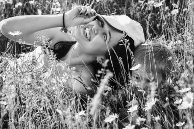 Anne ve oğlu bir alanda oynayan